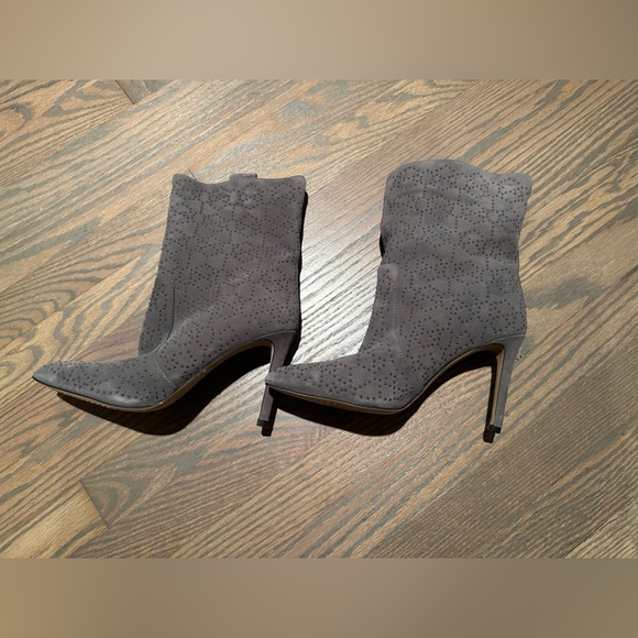 NWT VINCE CAMUTO Grey Studded Korikanta boot sz 9M / 40 - Picture 3 of 6